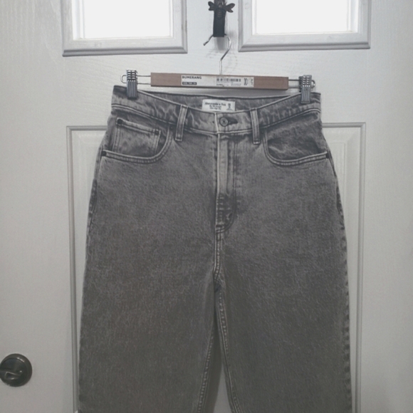 Abercrombie & Fitch - Picture 3 of 9